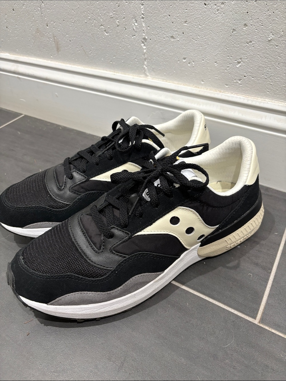 Saucony Men's Black and Cream Runner Sneakers